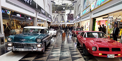 Avrupa'nın en büyük AVM'si Kumsmall'de otomobil turu