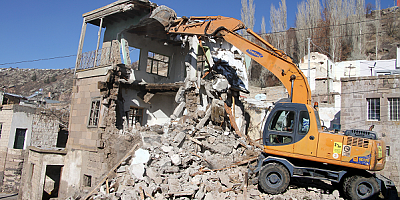 Talas kırsalında metruk binalar yıkılıyor